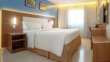 Standaard kamer, 1 kingsize bed | Een kluis op de kamer, een bureau, geluiddichte muren