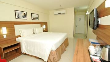 Standardzimmer, 1 King-Bett (Top Floor) | Zimmersafe, Schreibtisch, schallisolierte Zimmer, Bügeleisen/Bügelbrett