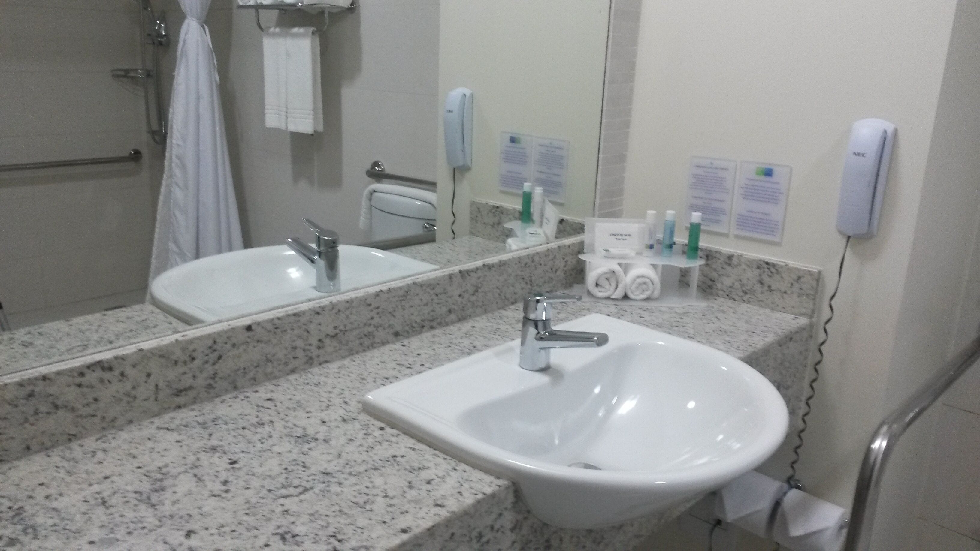 standard room, 1 king bed, accessible bathtub | bathroom | shower, hair dryer, towels