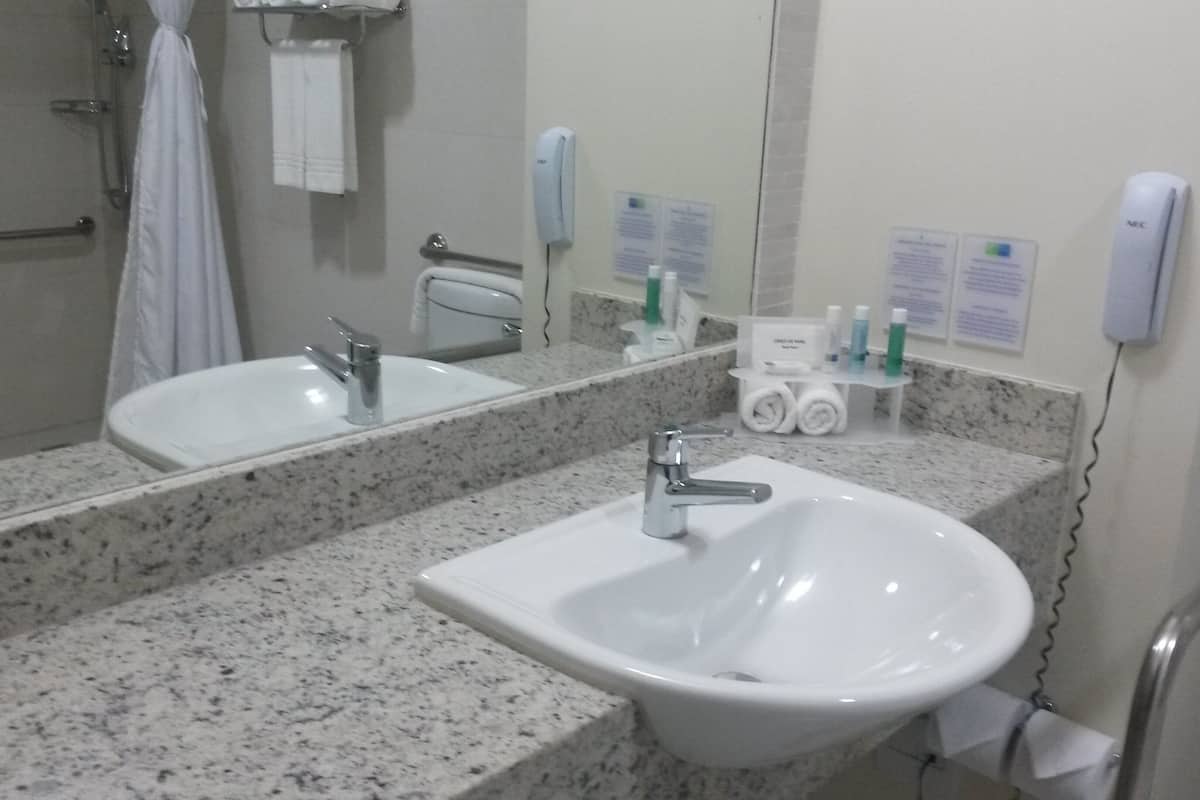 standard room, 1 king bed, accessible bathtub | bathroom | shower, hair dryer, towels