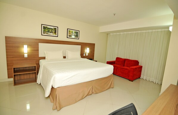 Standard Room, 1 King Bed (Top Floor) | In-room safe, desk, soundproofing, iron/ironing board