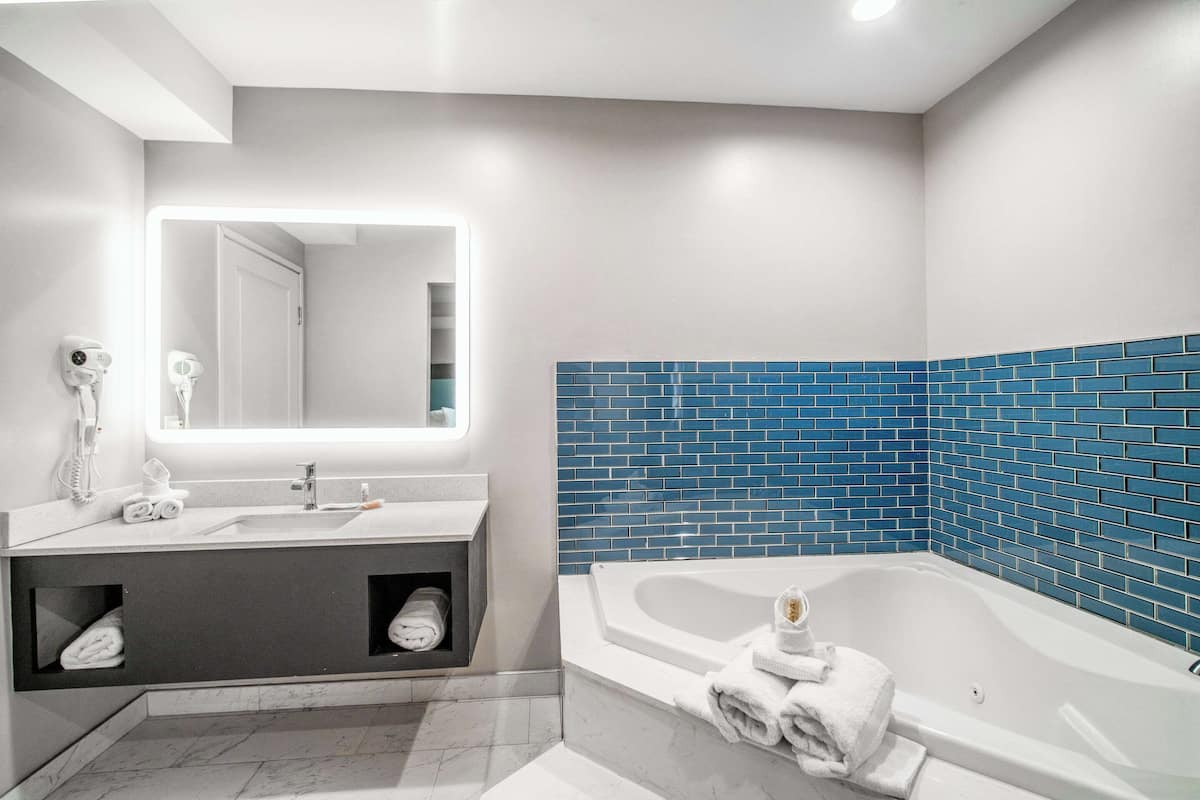 room, 1 king bed, non smoking (jacuzzi) | free wifi, bed sheets