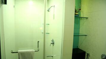 Bathtub, free toiletries, towels