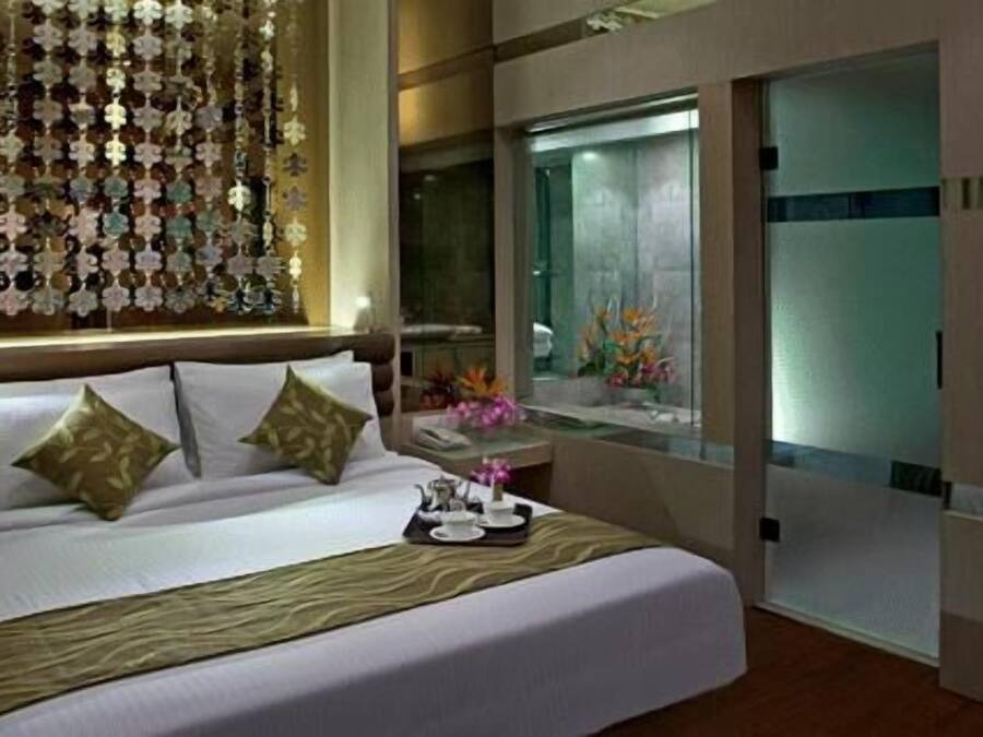 Frigobar (abastecido com alguns itens grátis), cofres nos quartos