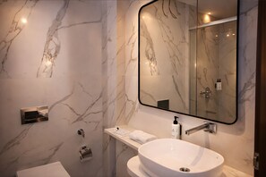 Superior-huone, 1 parisänky | Kylpyhuone | Suihku, designer-hygieniatuotteet, pyyhkeet
