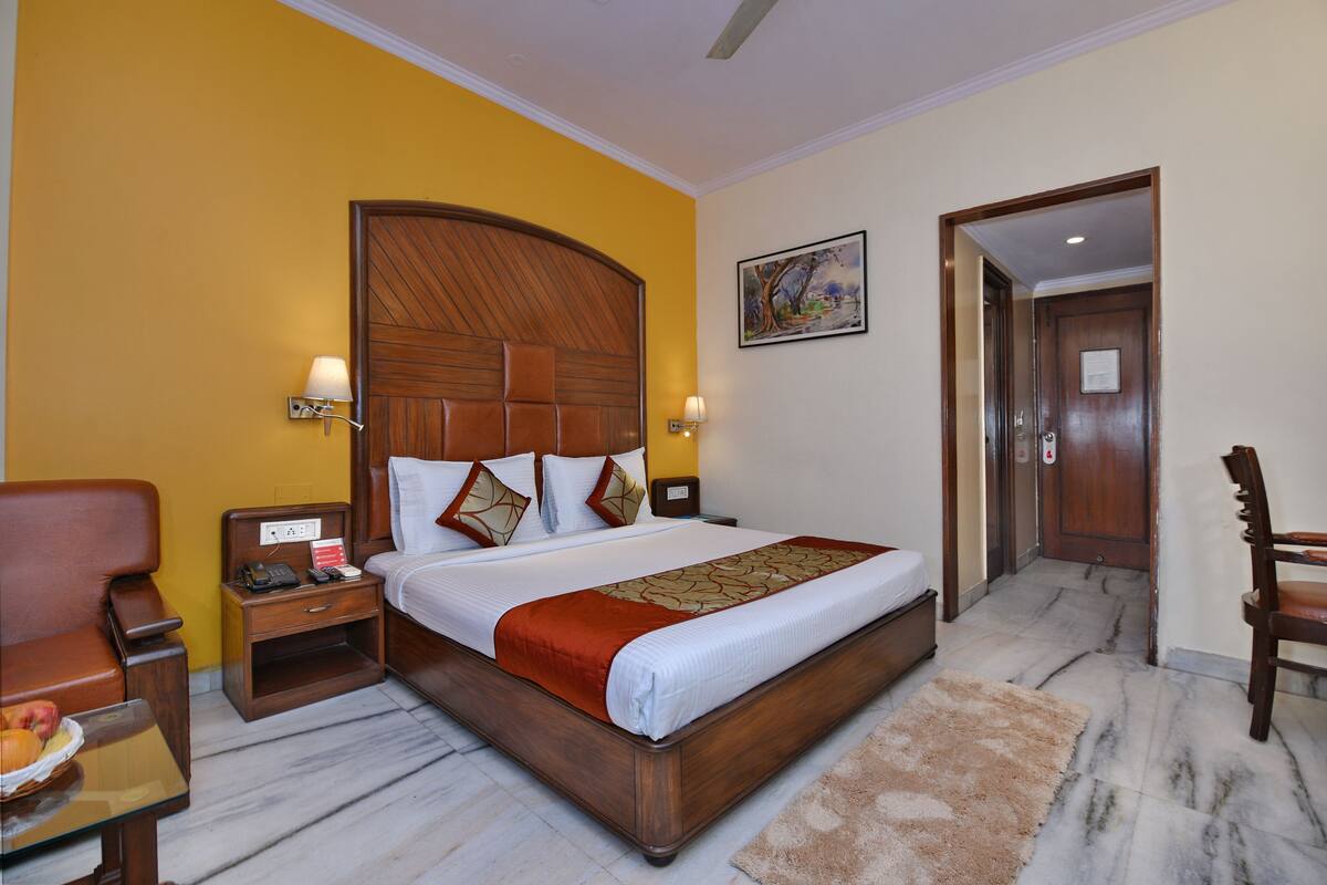 Premier Room, 1 Double Bed | Premium bedding, in-room safe, blackout drapes, soundproofing