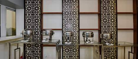 Daily cooked-to-order breakfast (INR 250 per person)