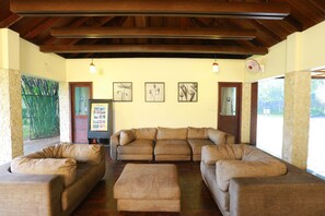 Lobby sitting area - Deshadan Backwater Resort (Cherthala)