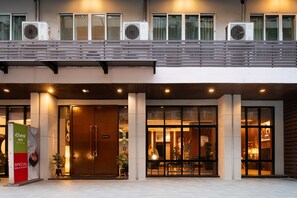 Front of property -  iCheck inn Gems Center Silom (Bangkok)