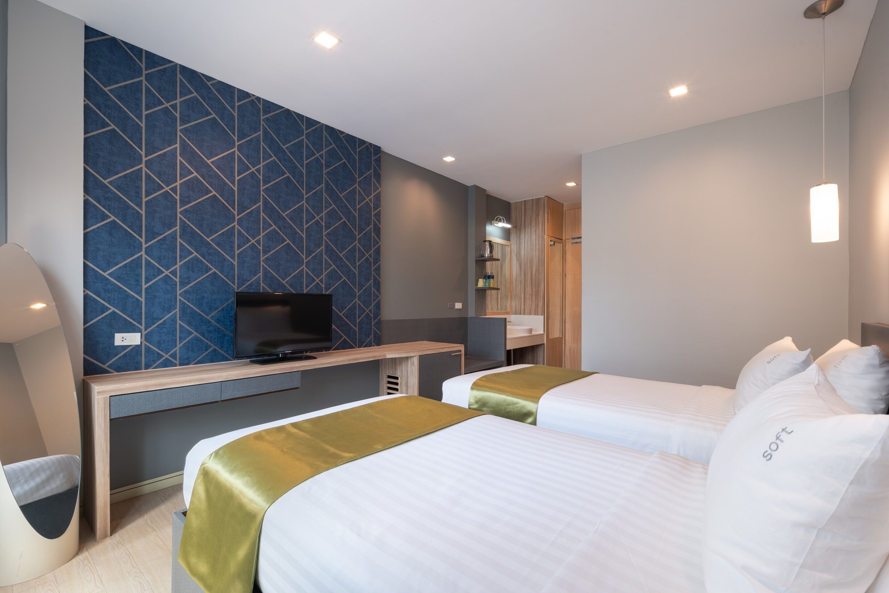 deluxe room | minibar, in-room safe, desk, blackout curtains