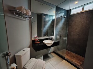 Shower, hair dryer, towels - Loft Legian Hotel (Legian)