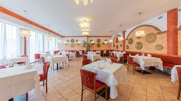 Lunch and dinner served, international cuisine