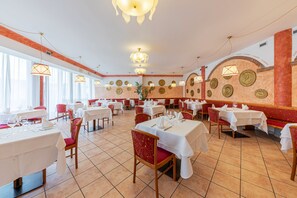 Lunch and dinner served, international cuisine - Hotel Romantic (Cavaion Veronese)