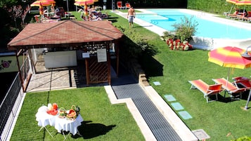 Alberca al aire libre por temporada y sombrillas en la alberca 