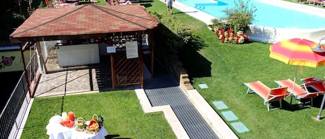Seasonal outdoor pool, pool umbrellas, sun loungers