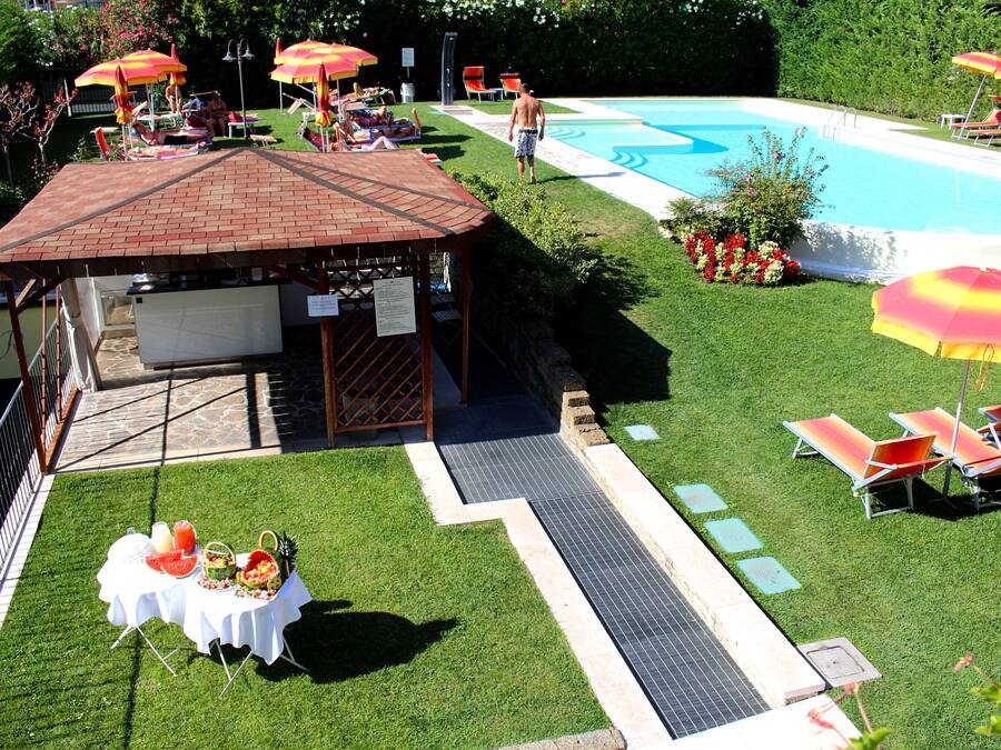 Sesongbasert utendørsbasseng, bassengparasoller og solsenger