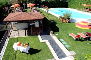 Piscina stagionale all'aperto, ombrelloni da piscina, lettini