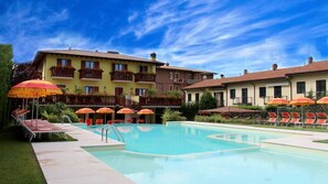 Seasonal outdoor pool, pool umbrellas, pool loungers - Hotel Romantic (Cavaion Veronese)