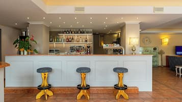 2 barer/lounger, bar ved poolen