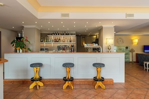 2 bares o lounges, bar junto a la alberca