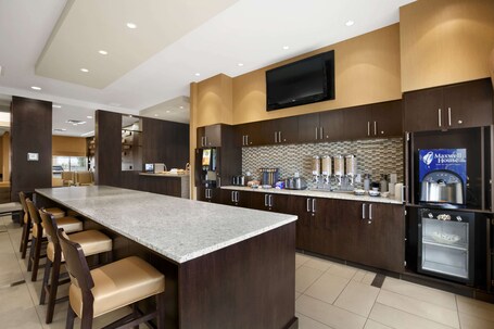 Days Inn Suites by Wyndham Winnipeg Airport Manitoba - Image 8