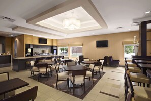 Restaurant - Days Inn & Suites by Wyndham Winnipeg Airport Manitoba (Winnipeg)