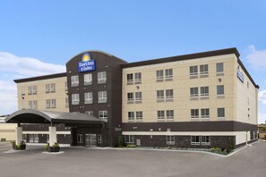 Un hôtel Days Inn au design moderne, doté d’un grand parking et d’une entrée abritée.