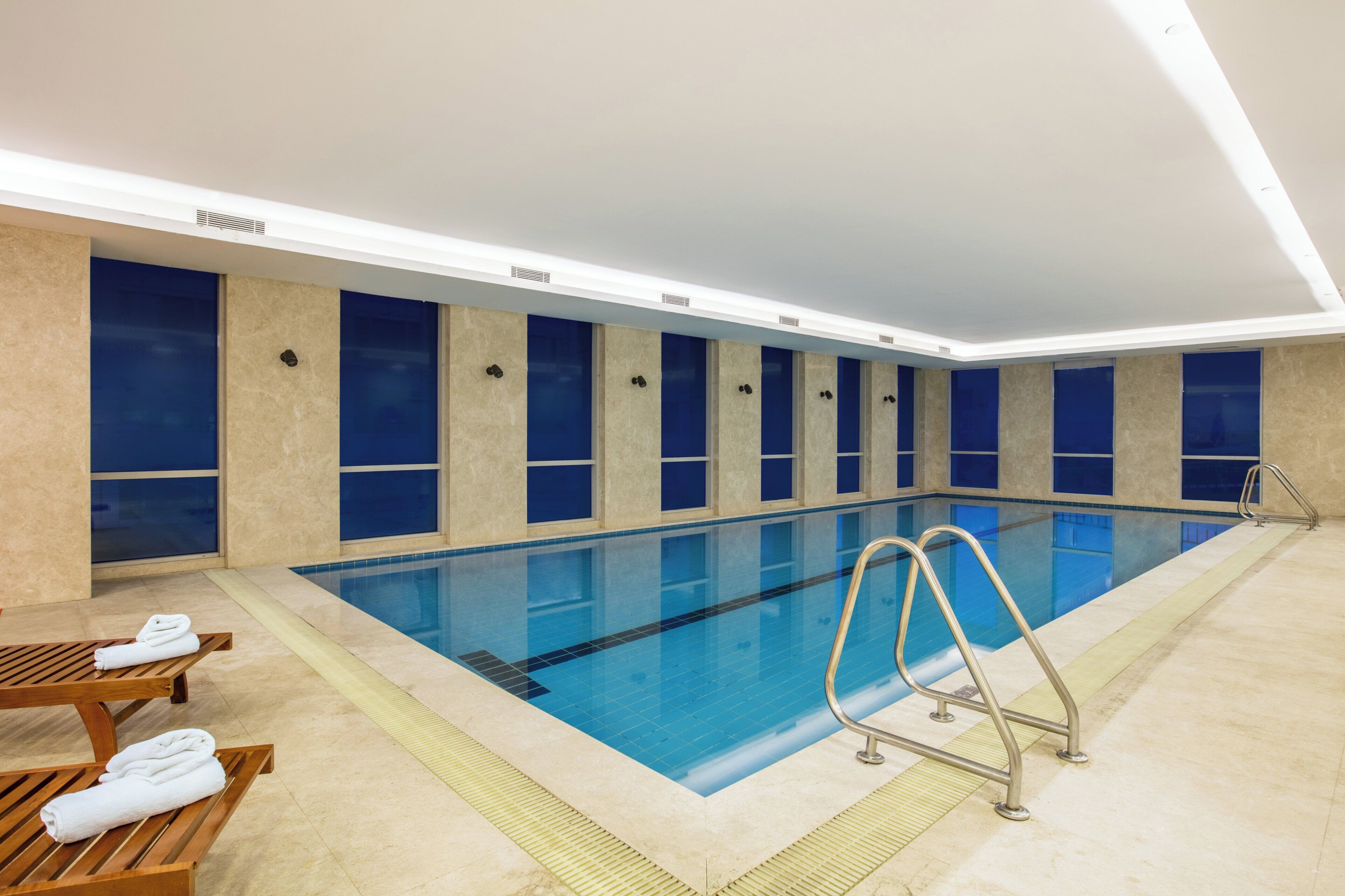 Una piscina cubierta