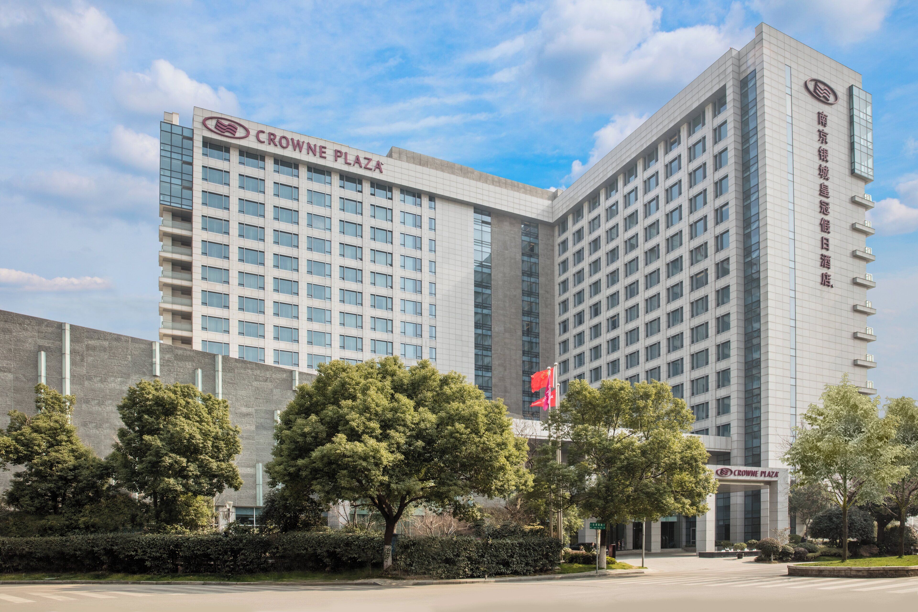Un edificio de hotel de varios pisos con un letrero llamativo que dice 'CROWNE PLAZA'.