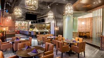 2 restaurants; breakfast, lunch and dinner served