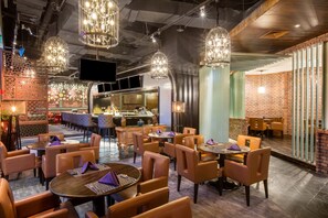 2 restaurants; breakfast, lunch and dinner served 