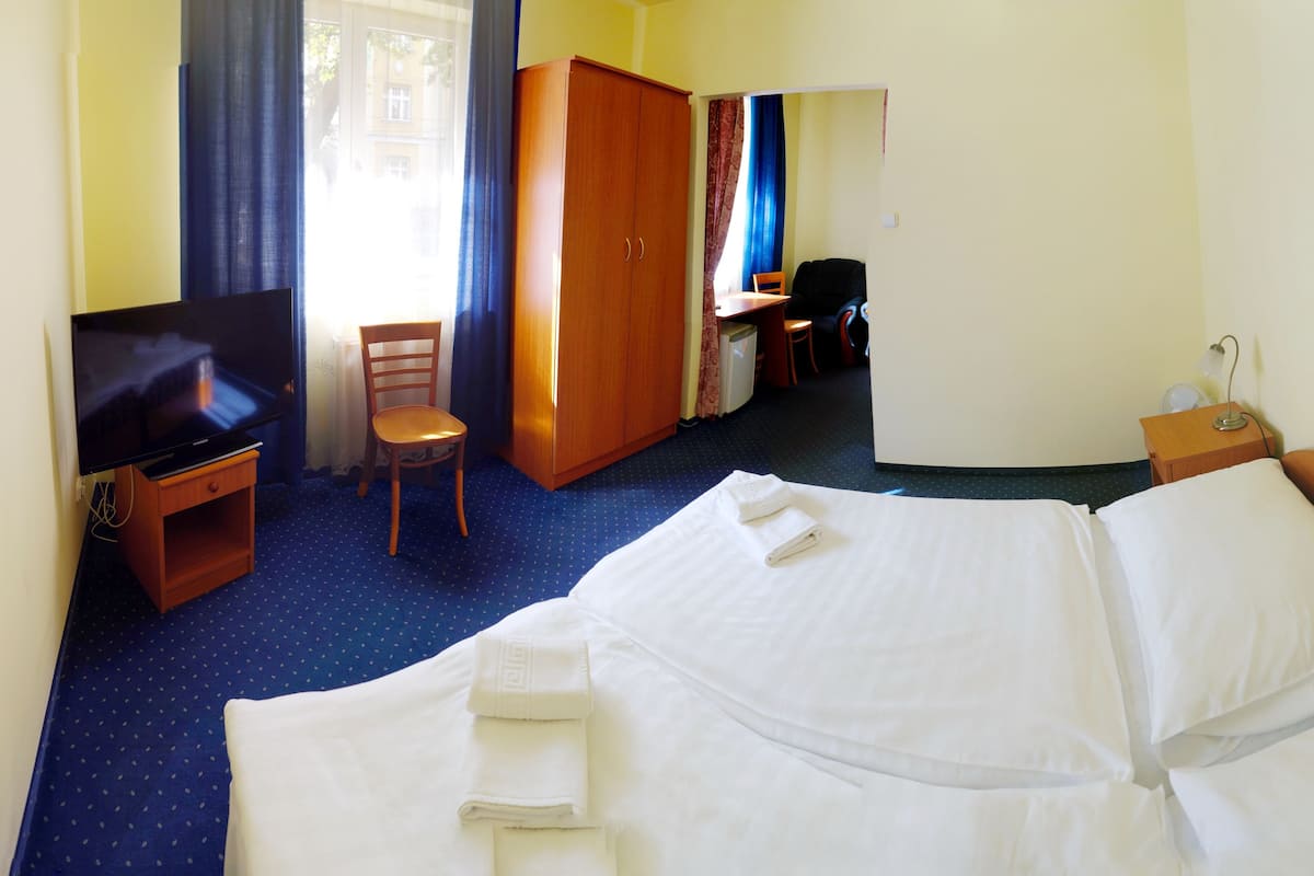 Doppel- oder Zweibettzimmer | Zimmersafe, kostenloses WLAN, Bettwäsche