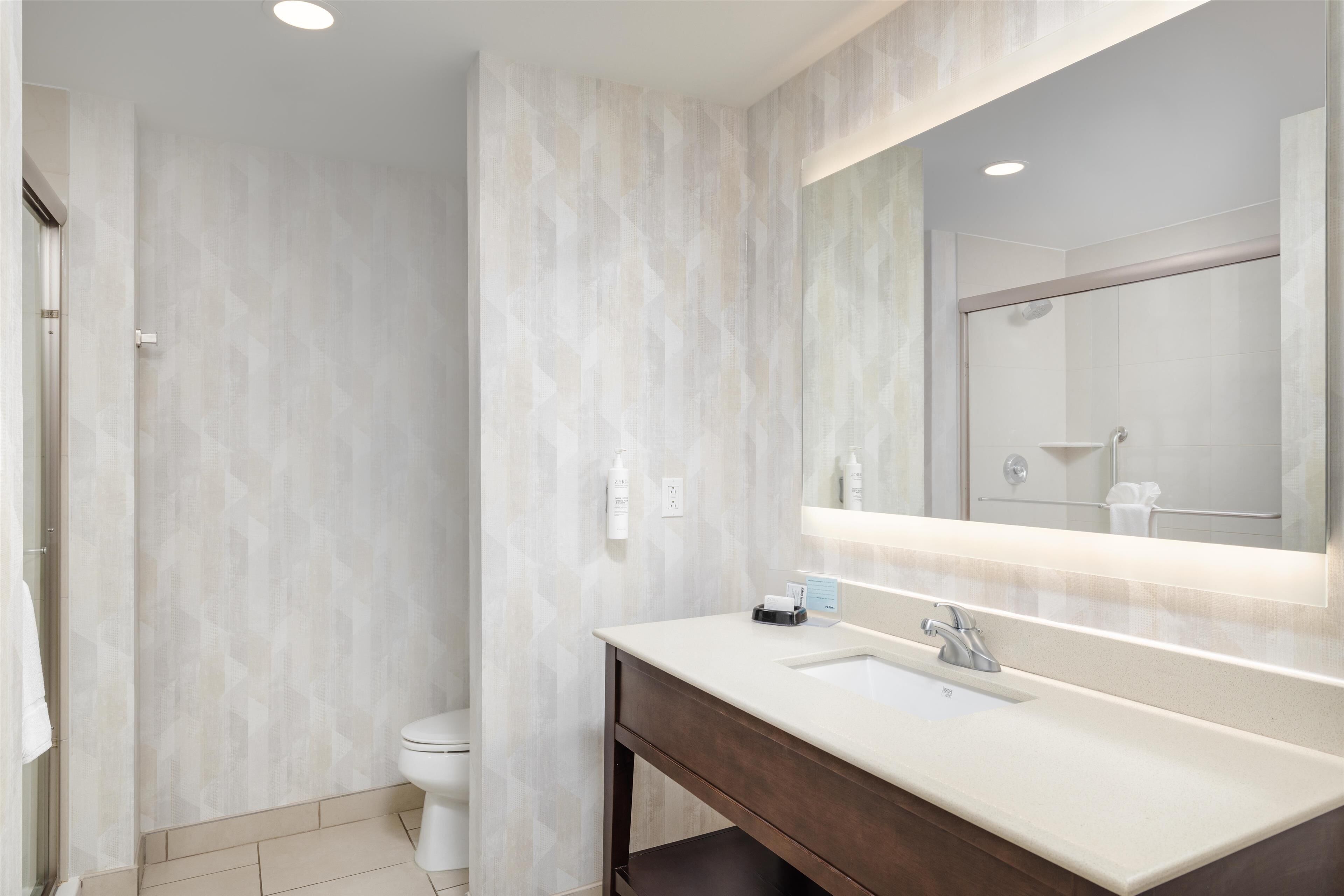 rainfall showerhead, free toiletries, hair dryer, towels