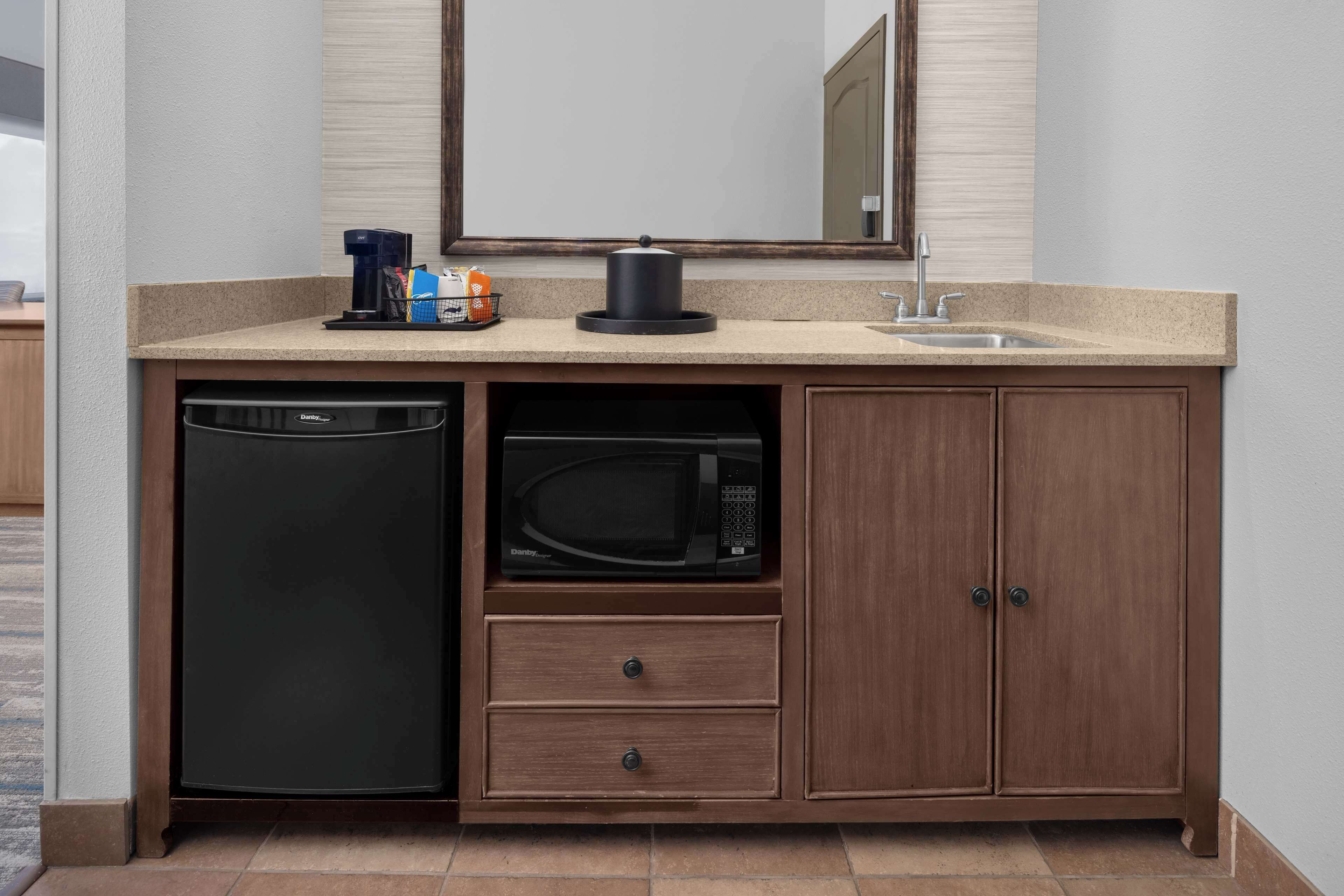 suite, one king bed | in-room safe, iron/ironing board, free wifi, bed sheets