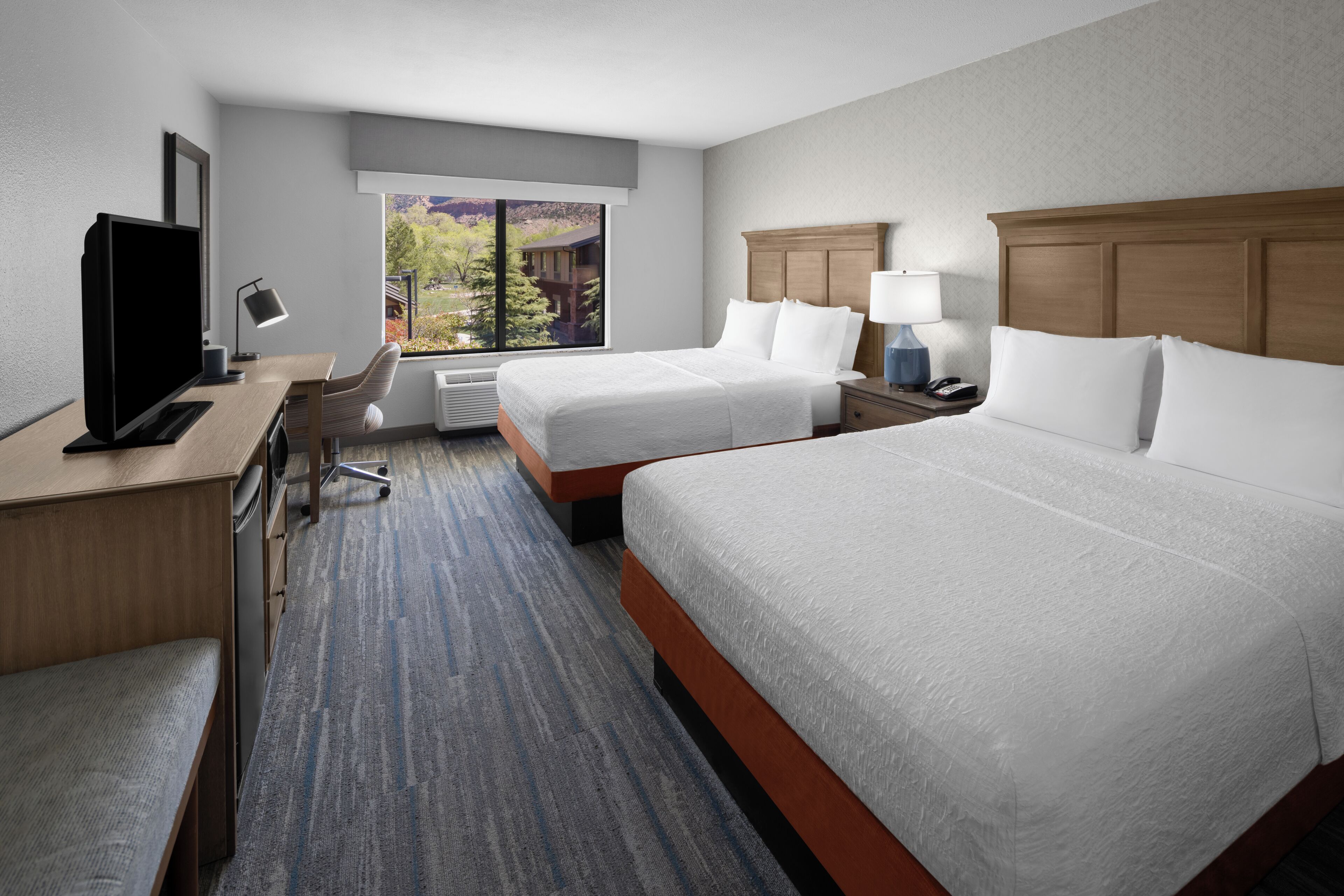 Standardrum - 2 queensize-sängar | Värdeförvaringsskåp på rummet, strykjärn/strykbräda och gratis wi-fi