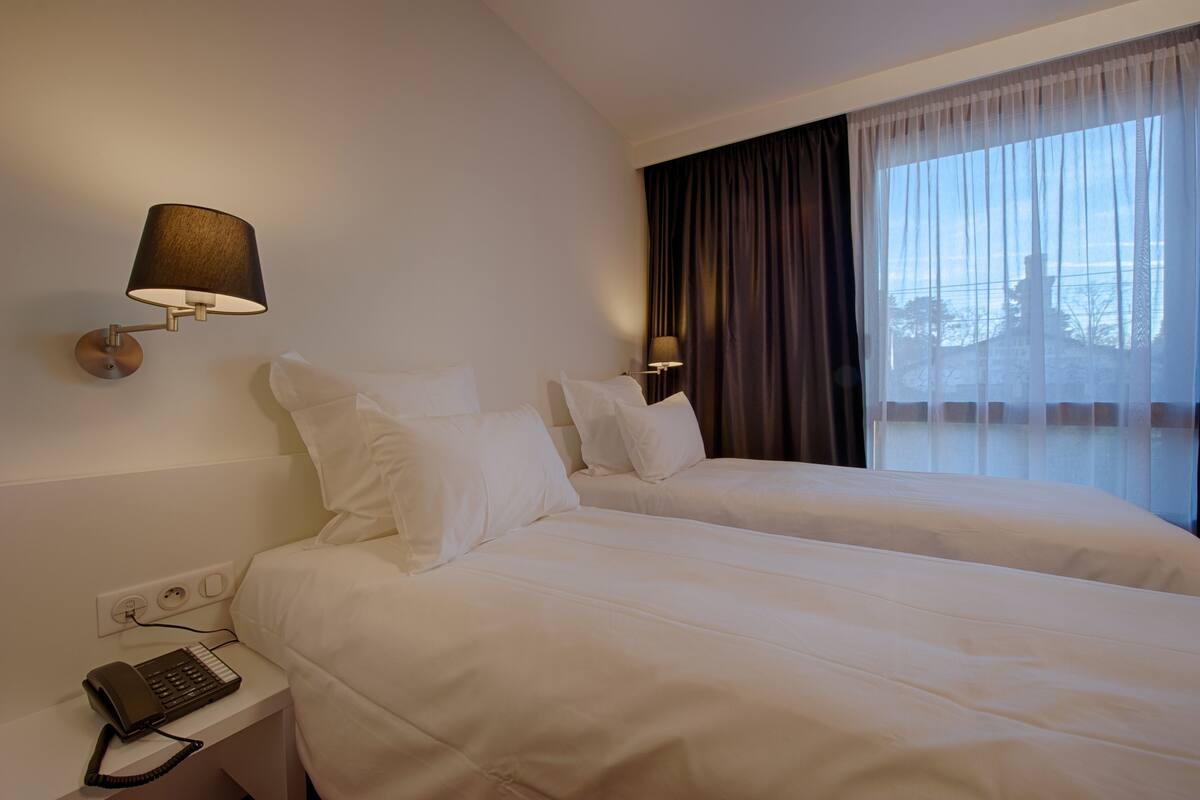 deluxe room, 2 single beds | premium bedding, in-room safe, desk, soundproofing