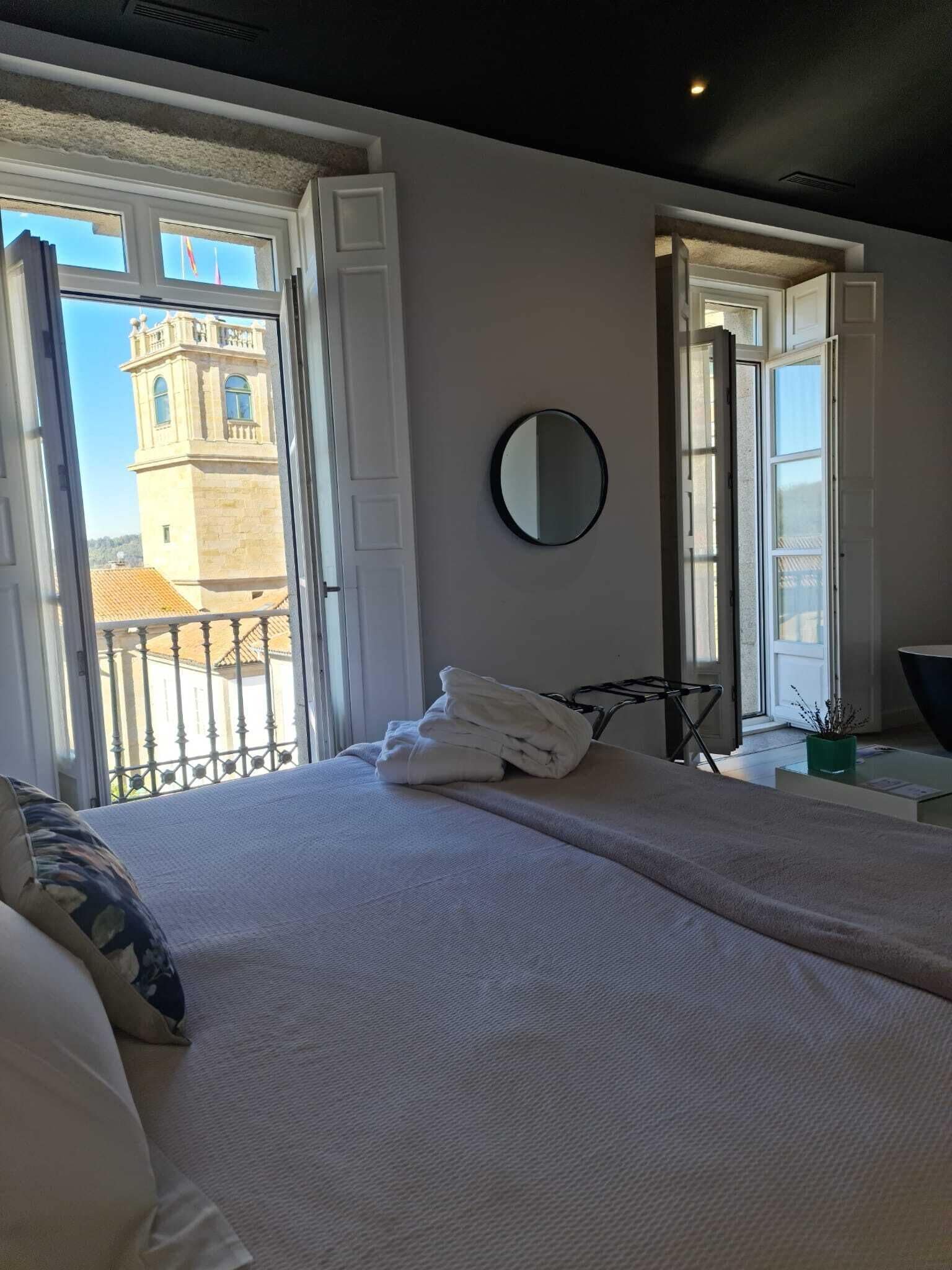 Suite (302) | Premium bedding, down duvets, desk, laptop workspace