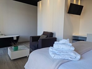 Suite (302) | Literie de qualité supérieure, couette en duvet d'oie, bureau