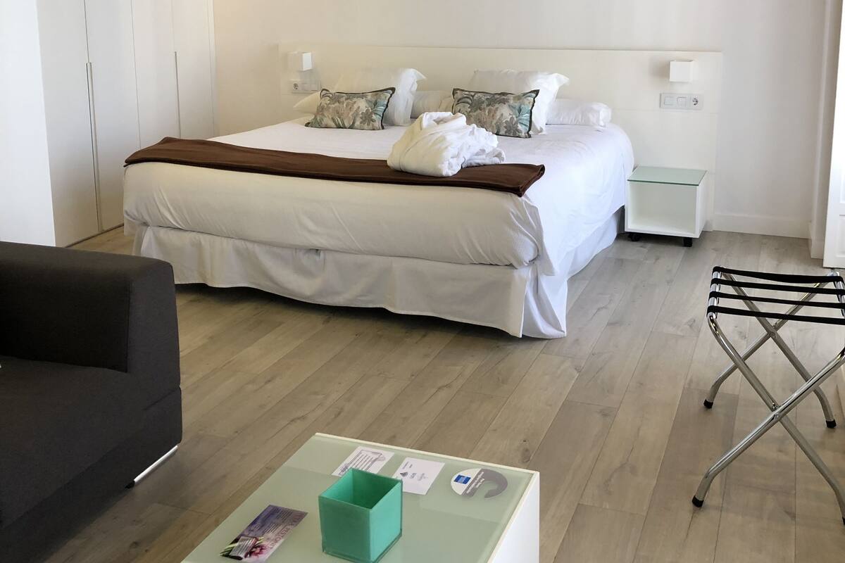 Suite estudio Deluxe | Ropa de cama de alta calidad, edredones de plumas, escritorio
