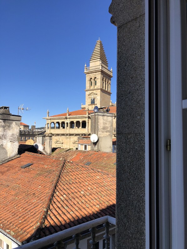 Tripla Superior (303) | Biancheria da letto di alta qualità, copriletto in piuma, una scrivania