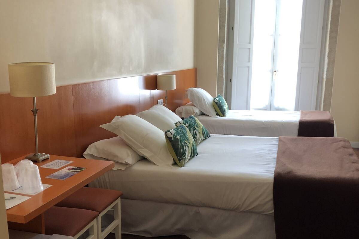 Ropa de cama de alta calidad, edredones de plumas, escritorio