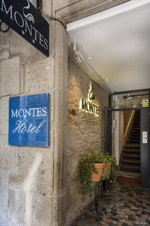 Property entrance - Hotel Montes (Santiago de Compostela)