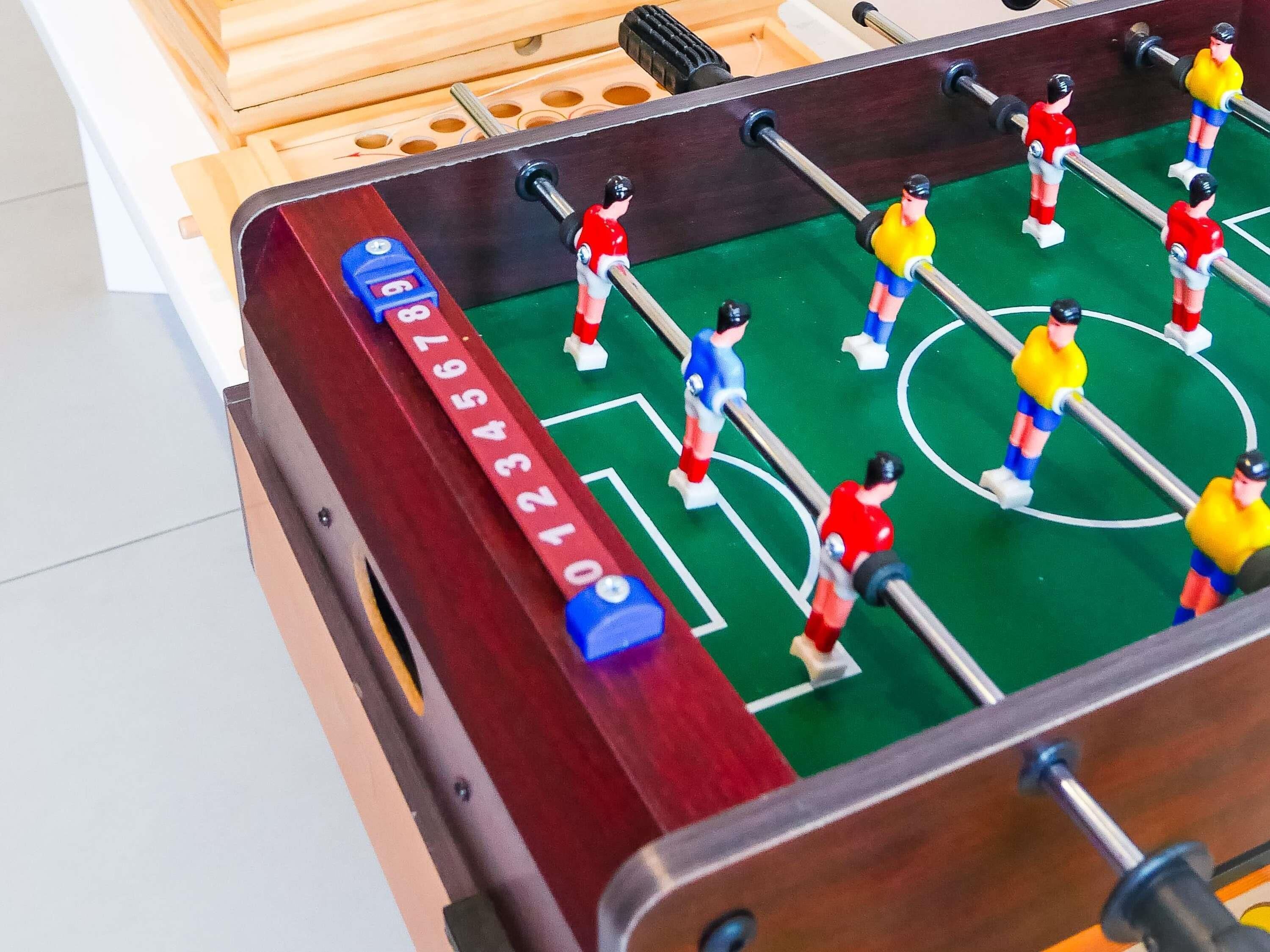 Una mesa de fútbol de mesa con barras numeradas y figuras de jugadores.