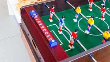 Una mesa de fútbol de mesa con barras numeradas y figuras de jugadores.