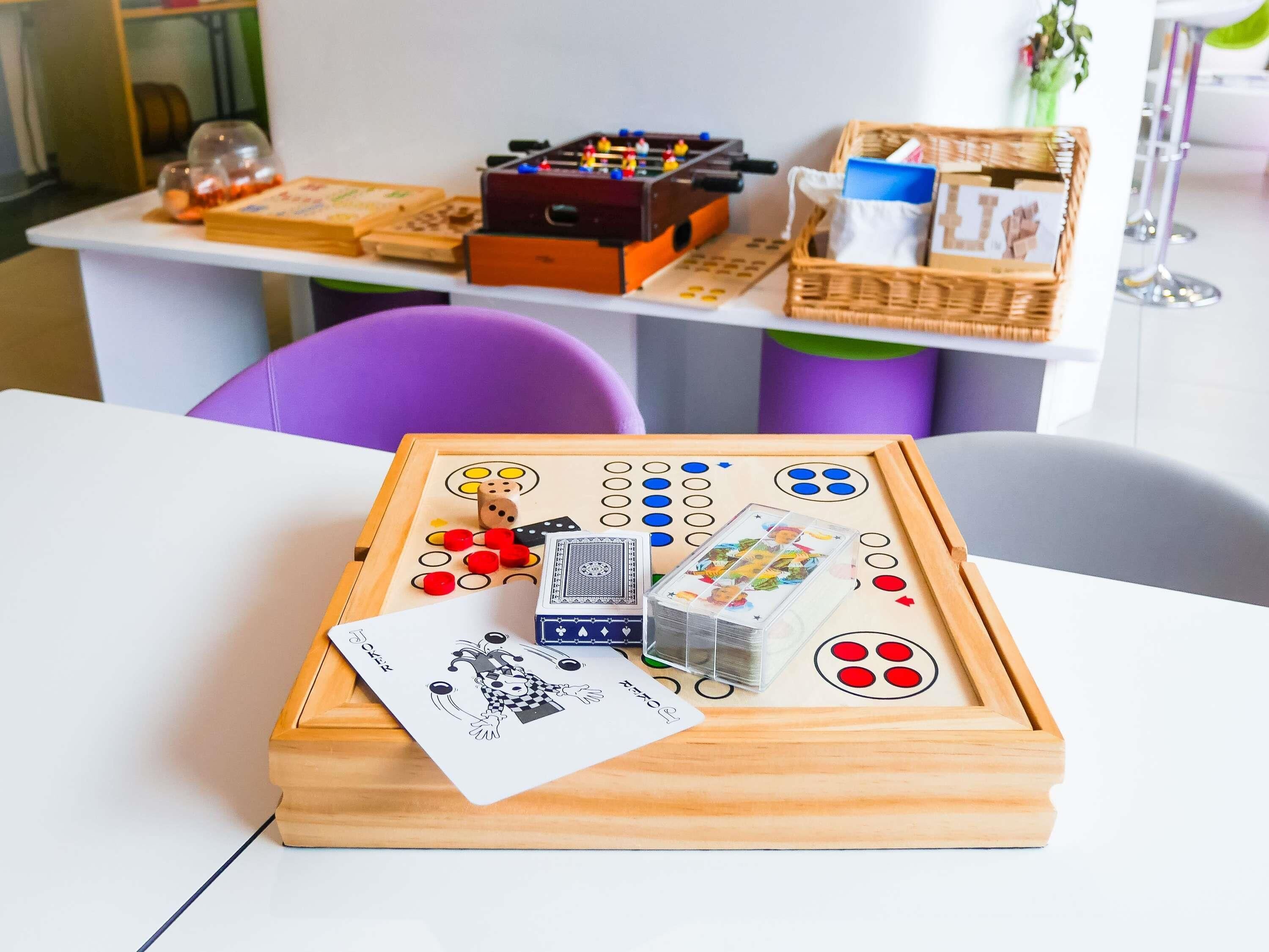 Un juego de mesa de madera con dados, cartas y una mesa de fútbol de mesa.