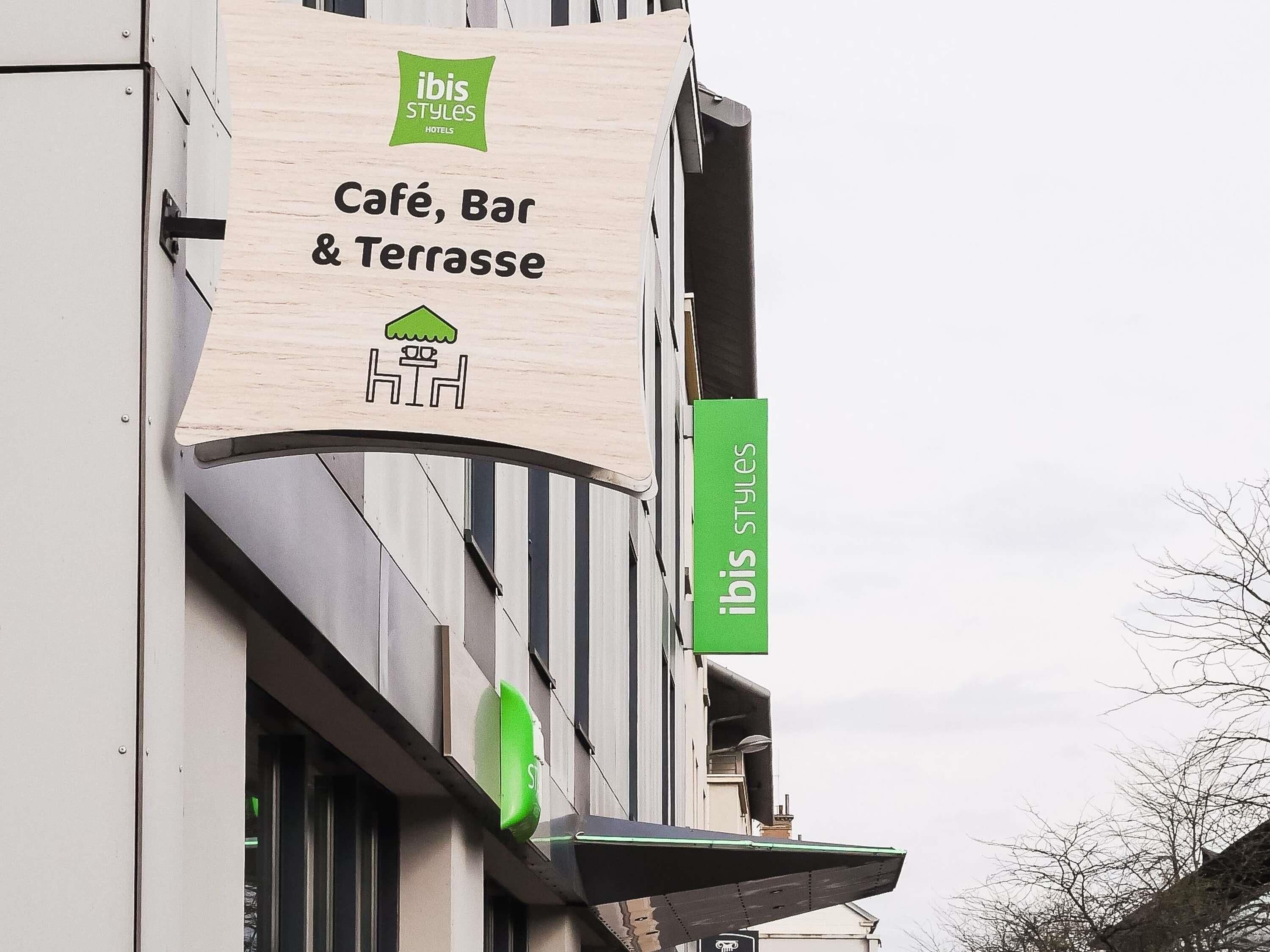 Bar (trong khuôn viên)