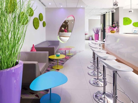 Bar (en la propiedad). ibis Styles Montbeliard Centre Velotte
