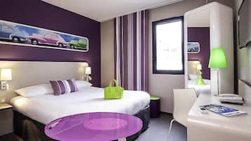 Quarto standard, 1 cama de casal | Camas com colchões pillow-top, escrivaninha