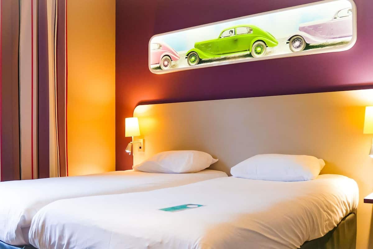 Standard Room, 2 Single Beds | Pillow-top beds, desk, laptop workspace, blackout curtains