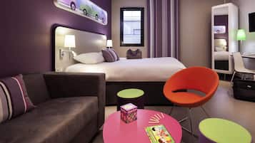 Pillowtop-bedden, een bureau, een laptopwerkplek